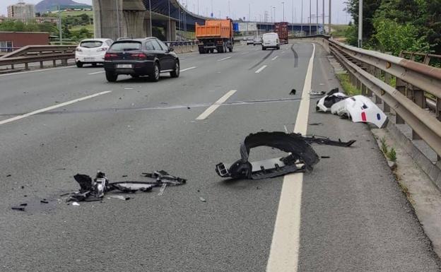 Restos del coche de la Ertzaintza en la A-8.