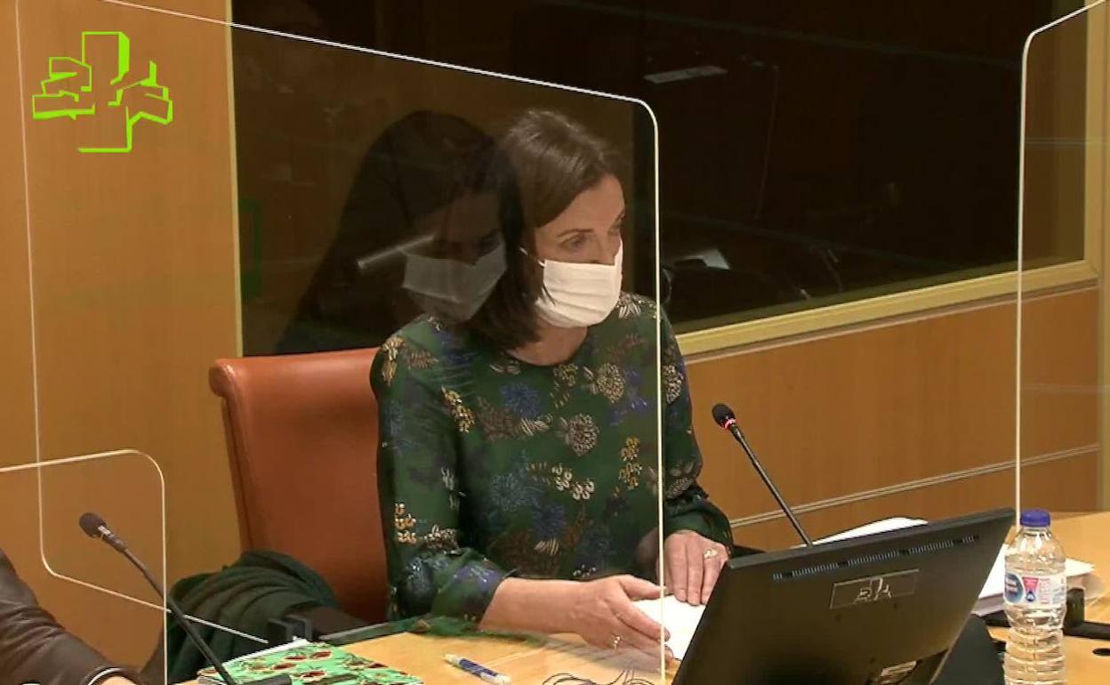 La consejera de Igualdad, Justicia y Políticas Sociales, Beatriz Artolazabal, ayer en el Parlamento Vasco.
