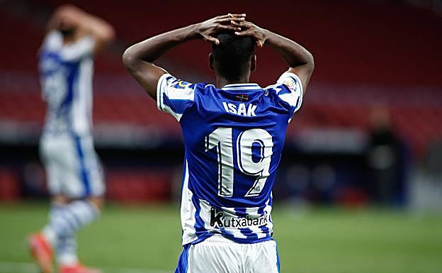 Alexander Isak terminó el partido con molestias en el muslo izquierdo 