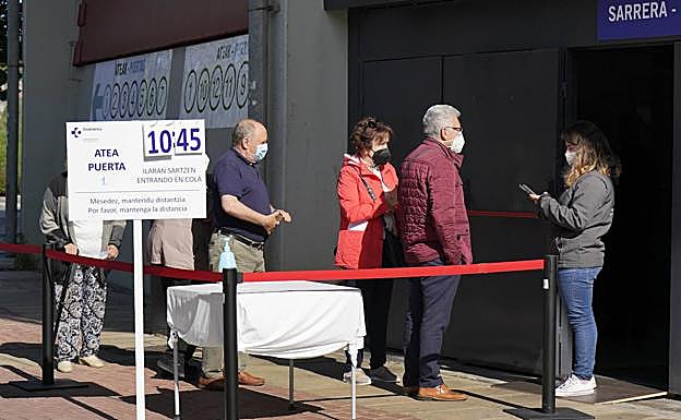 Gipuzkoa sale de la zona roja mientras crece la cifra de ciudadanos protegidos con la vacuna