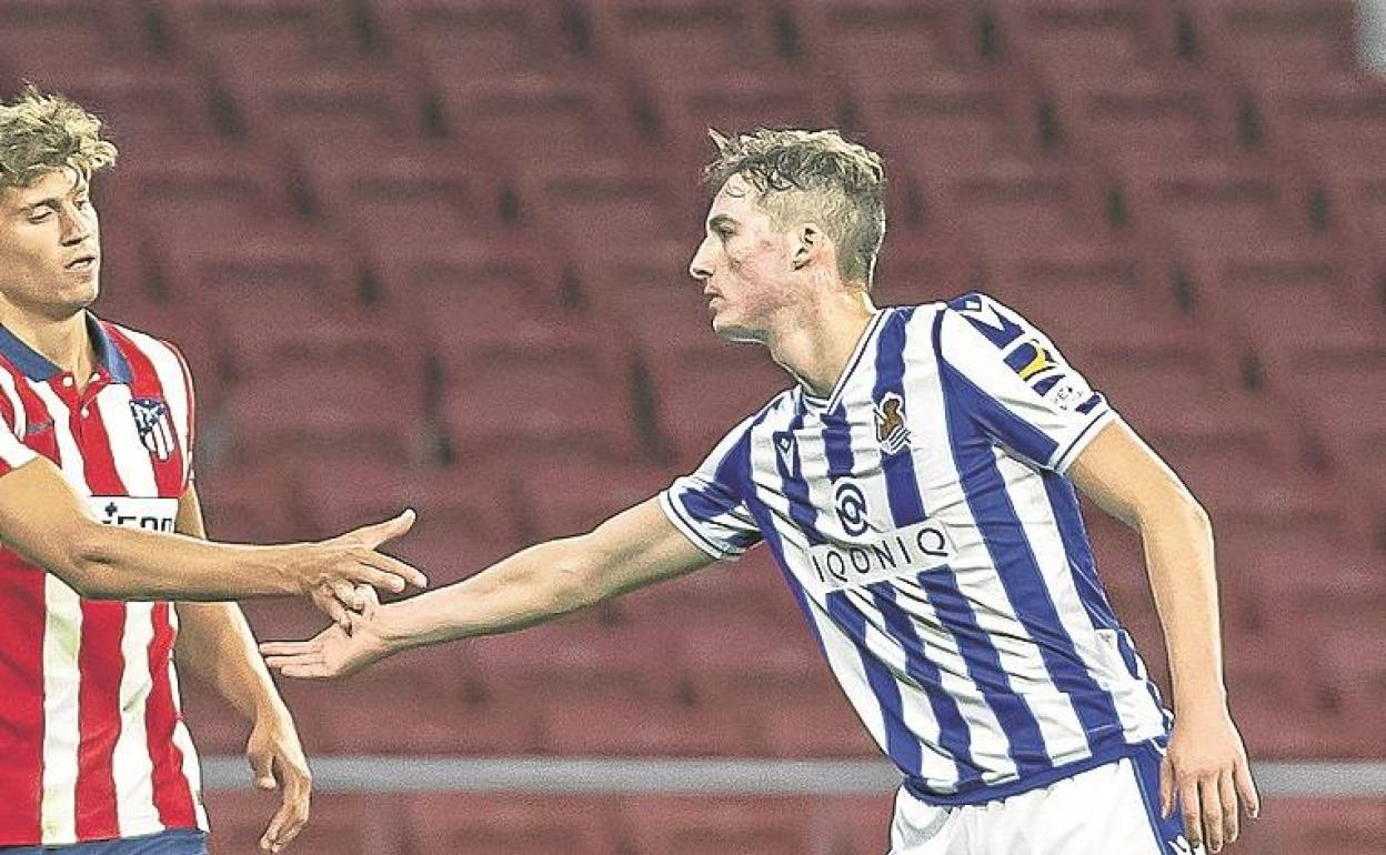 Pacheco, en la imagen saludando a Llorente, firmó una buena media hora en el Wanda.