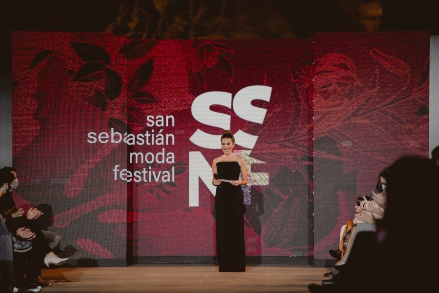 Inspirada en la flor Hydrangea, habitual en el entorno de los caseríos vascos, Sophie et Voilà apuesta por unos diseños versátiles y poderosos, como lo son las novias que desean vestir. Pensada para mujeres con estilo y una historia, la colección se ha construido sobre fundamentos recurrentes como el crepe, la gasa y el tul. 