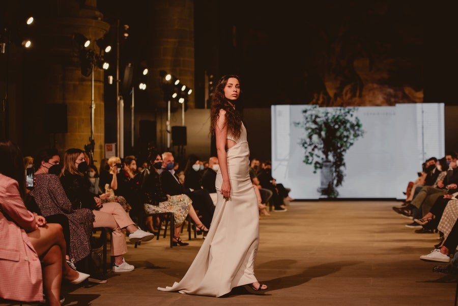 Inspirada en la flor Hydrangea, habitual en el entorno de los caseríos vascos, Sophie et Voilà apuesta por unos diseños versátiles y poderosos, como lo son las novias que desean vestir. Pensada para mujeres con estilo y una historia, la colección se ha construido sobre fundamentos recurrentes como el crepe, la gasa y el tul. 