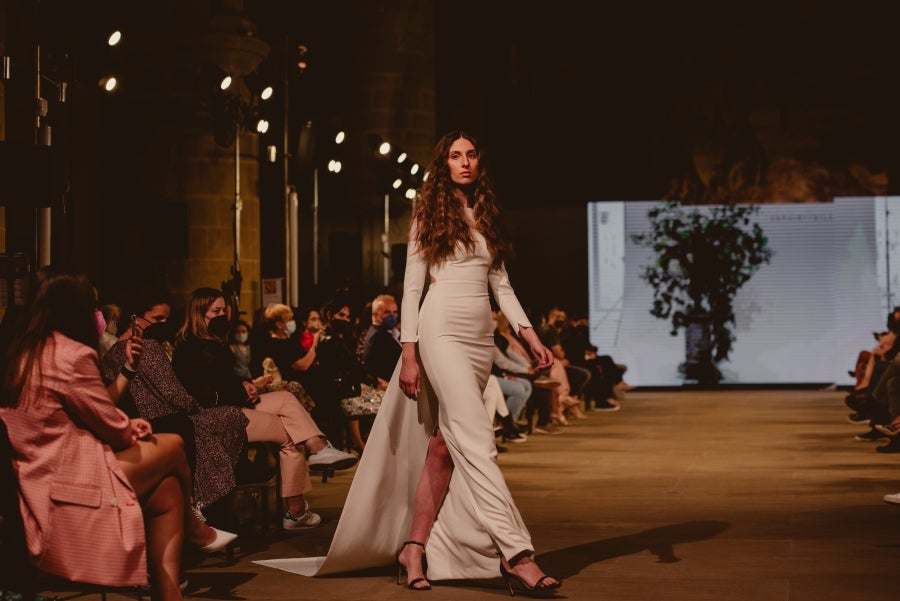 Inspirada en la flor Hydrangea, habitual en el entorno de los caseríos vascos, Sophie et Voilà apuesta por unos diseños versátiles y poderosos, como lo son las novias que desean vestir. Pensada para mujeres con estilo y una historia, la colección se ha construido sobre fundamentos recurrentes como el crepe, la gasa y el tul. 