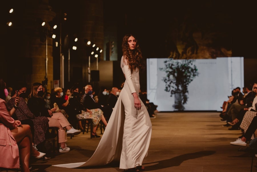 Inspirada en la flor Hydrangea, habitual en el entorno de los caseríos vascos, Sophie et Voilà apuesta por unos diseños versátiles y poderosos, como lo son las novias que desean vestir. Pensada para mujeres con estilo y una historia, la colección se ha construido sobre fundamentos recurrentes como el crepe, la gasa y el tul. 