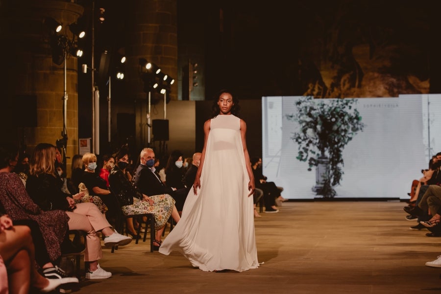 Inspirada en la flor Hydrangea, habitual en el entorno de los caseríos vascos, Sophie et Voilà apuesta por unos diseños versátiles y poderosos, como lo son las novias que desean vestir. Pensada para mujeres con estilo y una historia, la colección se ha construido sobre fundamentos recurrentes como el crepe, la gasa y el tul. 