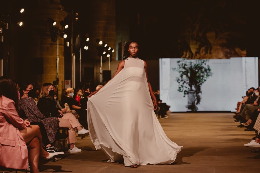 Inspirada en la flor Hydrangea, habitual en el entorno de los caseríos vascos, Sophie et Voilà apuesta por unos diseños versátiles y poderosos, como lo son las novias que desean vestir. Pensada para mujeres con estilo y una historia, la colección se ha construido sobre fundamentos recurrentes como el crepe, la gasa y el tul. 