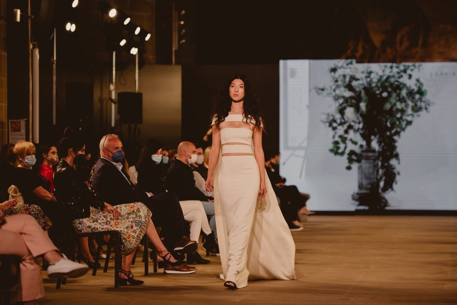 Inspirada en la flor Hydrangea, habitual en el entorno de los caseríos vascos, Sophie et Voilà apuesta por unos diseños versátiles y poderosos, como lo son las novias que desean vestir. Pensada para mujeres con estilo y una historia, la colección se ha construido sobre fundamentos recurrentes como el crepe, la gasa y el tul. 