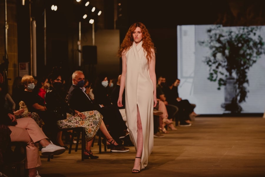 Inspirada en la flor Hydrangea, habitual en el entorno de los caseríos vascos, Sophie et Voilà apuesta por unos diseños versátiles y poderosos, como lo son las novias que desean vestir. Pensada para mujeres con estilo y una historia, la colección se ha construido sobre fundamentos recurrentes como el crepe, la gasa y el tul. 