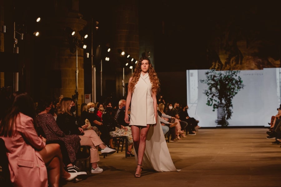 Inspirada en la flor Hydrangea, habitual en el entorno de los caseríos vascos, Sophie et Voilà apuesta por unos diseños versátiles y poderosos, como lo son las novias que desean vestir. Pensada para mujeres con estilo y una historia, la colección se ha construido sobre fundamentos recurrentes como el crepe, la gasa y el tul. 