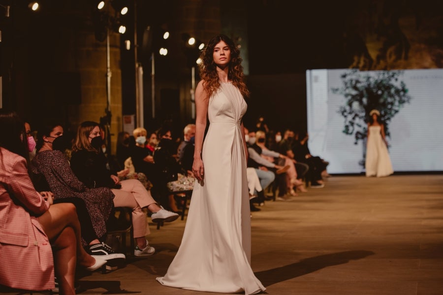 Inspirada en la flor Hydrangea, habitual en el entorno de los caseríos vascos, Sophie et Voilà apuesta por unos diseños versátiles y poderosos, como lo son las novias que desean vestir. Pensada para mujeres con estilo y una historia, la colección se ha construido sobre fundamentos recurrentes como el crepe, la gasa y el tul. 