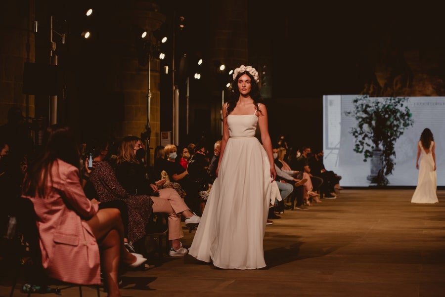 Inspirada en la flor Hydrangea, habitual en el entorno de los caseríos vascos, Sophie et Voilà apuesta por unos diseños versátiles y poderosos, como lo son las novias que desean vestir. Pensada para mujeres con estilo y una historia, la colección se ha construido sobre fundamentos recurrentes como el crepe, la gasa y el tul. 