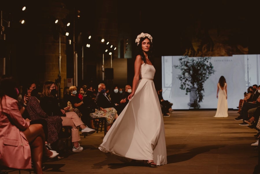 Inspirada en la flor Hydrangea, habitual en el entorno de los caseríos vascos, Sophie et Voilà apuesta por unos diseños versátiles y poderosos, como lo son las novias que desean vestir. Pensada para mujeres con estilo y una historia, la colección se ha construido sobre fundamentos recurrentes como el crepe, la gasa y el tul. 