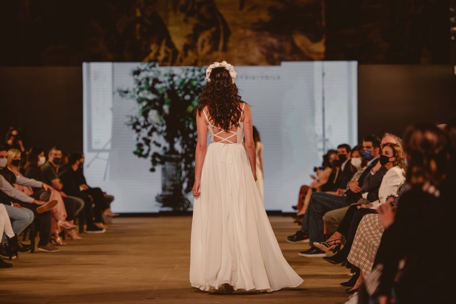 Inspirada en la flor Hydrangea, habitual en el entorno de los caseríos vascos, Sophie et Voilà apuesta por unos diseños versátiles y poderosos, como lo son las novias que desean vestir. Pensada para mujeres con estilo y una historia, la colección se ha construido sobre fundamentos recurrentes como el crepe, la gasa y el tul. 