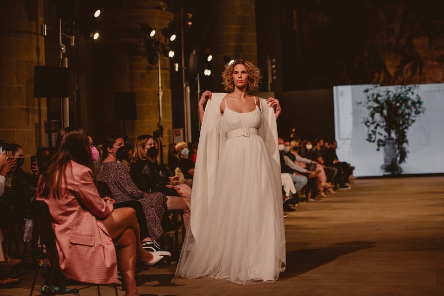 Inspirada en la flor Hydrangea, habitual en el entorno de los caseríos vascos, Sophie et Voilà apuesta por unos diseños versátiles y poderosos, como lo son las novias que desean vestir. Pensada para mujeres con estilo y una historia, la colección se ha construido sobre fundamentos recurrentes como el crepe, la gasa y el tul. 