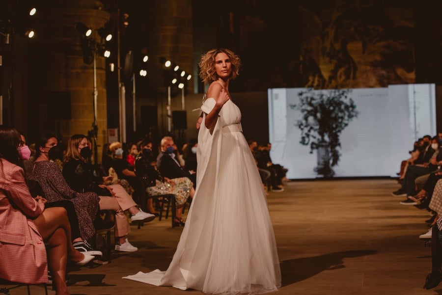 Inspirada en la flor Hydrangea, habitual en el entorno de los caseríos vascos, Sophie et Voilà apuesta por unos diseños versátiles y poderosos, como lo son las novias que desean vestir. Pensada para mujeres con estilo y una historia, la colección se ha construido sobre fundamentos recurrentes como el crepe, la gasa y el tul. 