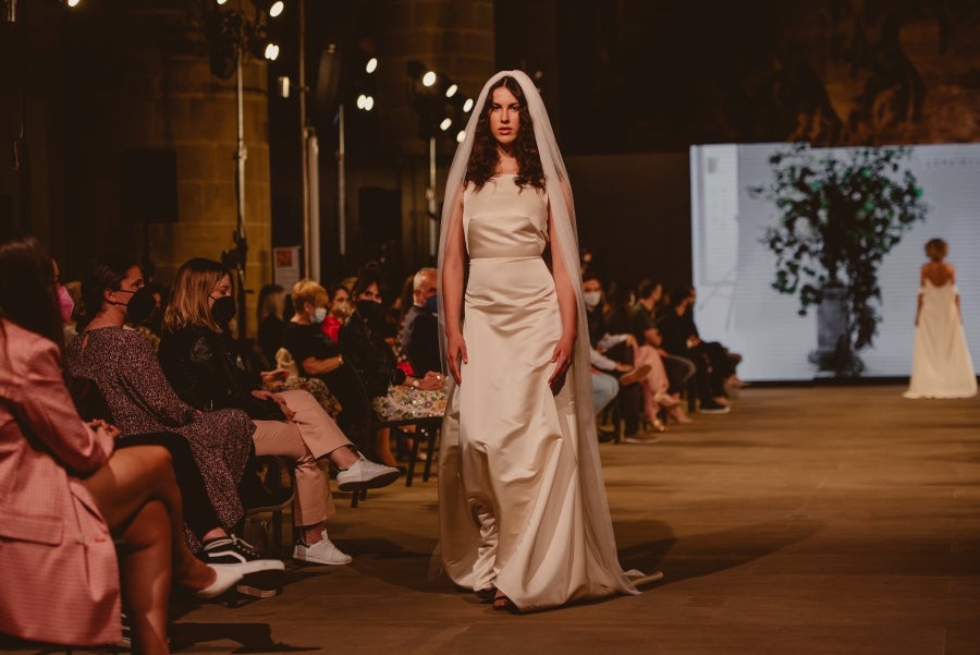 Inspirada en la flor Hydrangea, habitual en el entorno de los caseríos vascos, Sophie et Voilà apuesta por unos diseños versátiles y poderosos, como lo son las novias que desean vestir. Pensada para mujeres con estilo y una historia, la colección se ha construido sobre fundamentos recurrentes como el crepe, la gasa y el tul. 