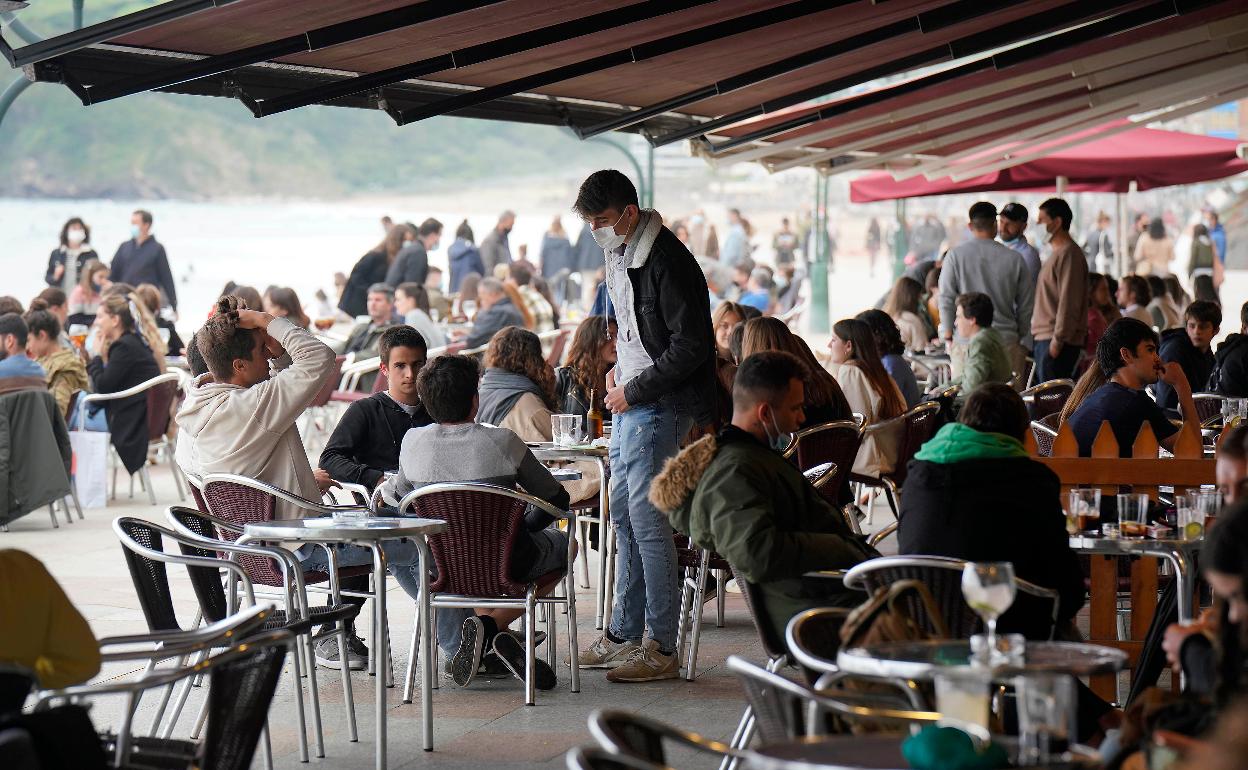 Las terrazas del malecón de Zarautz estuvieron llenas durante todo el día. 