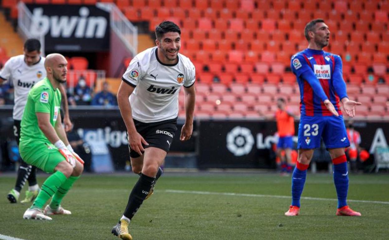 Dmitrovic y Arbilla se lamentan tras el gol de Carlos Soler. 