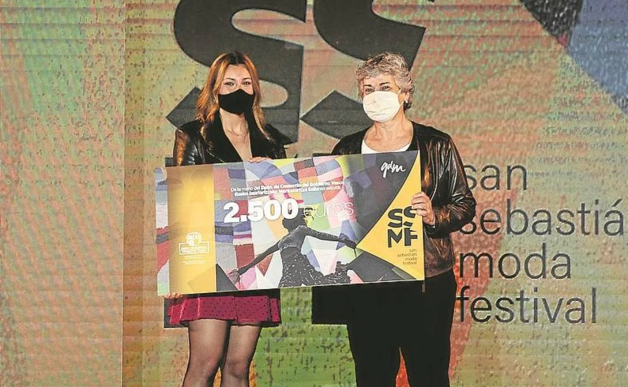 El premio de 2.500 euros que ganó Ane Arakistain fue entregado por Elena Moreno, directora de Comercio del Gobierno Vasco. 