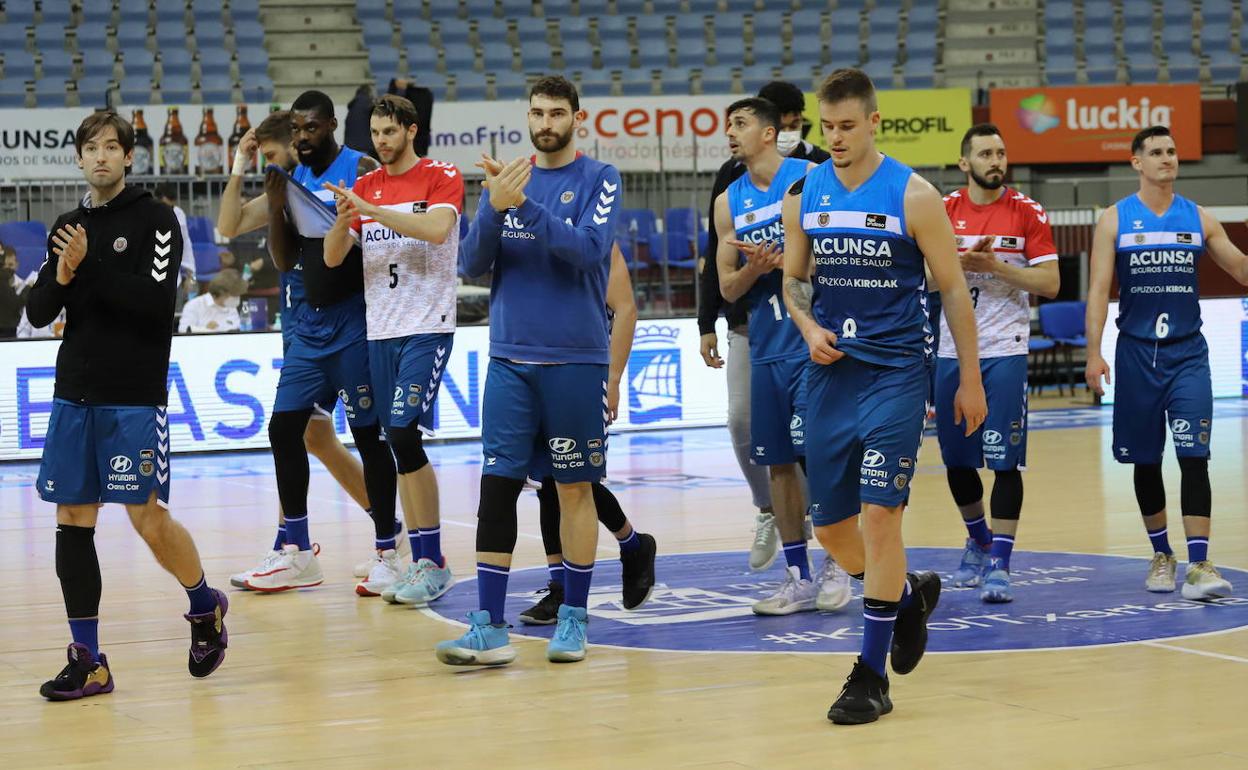 Los jugadores del Acunsa GBC, tras consumarse el descenso de categoría. 