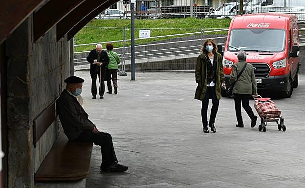 La pandemia sigue a la baja en Euskadi, que suma 120.000 vacunados en una semana