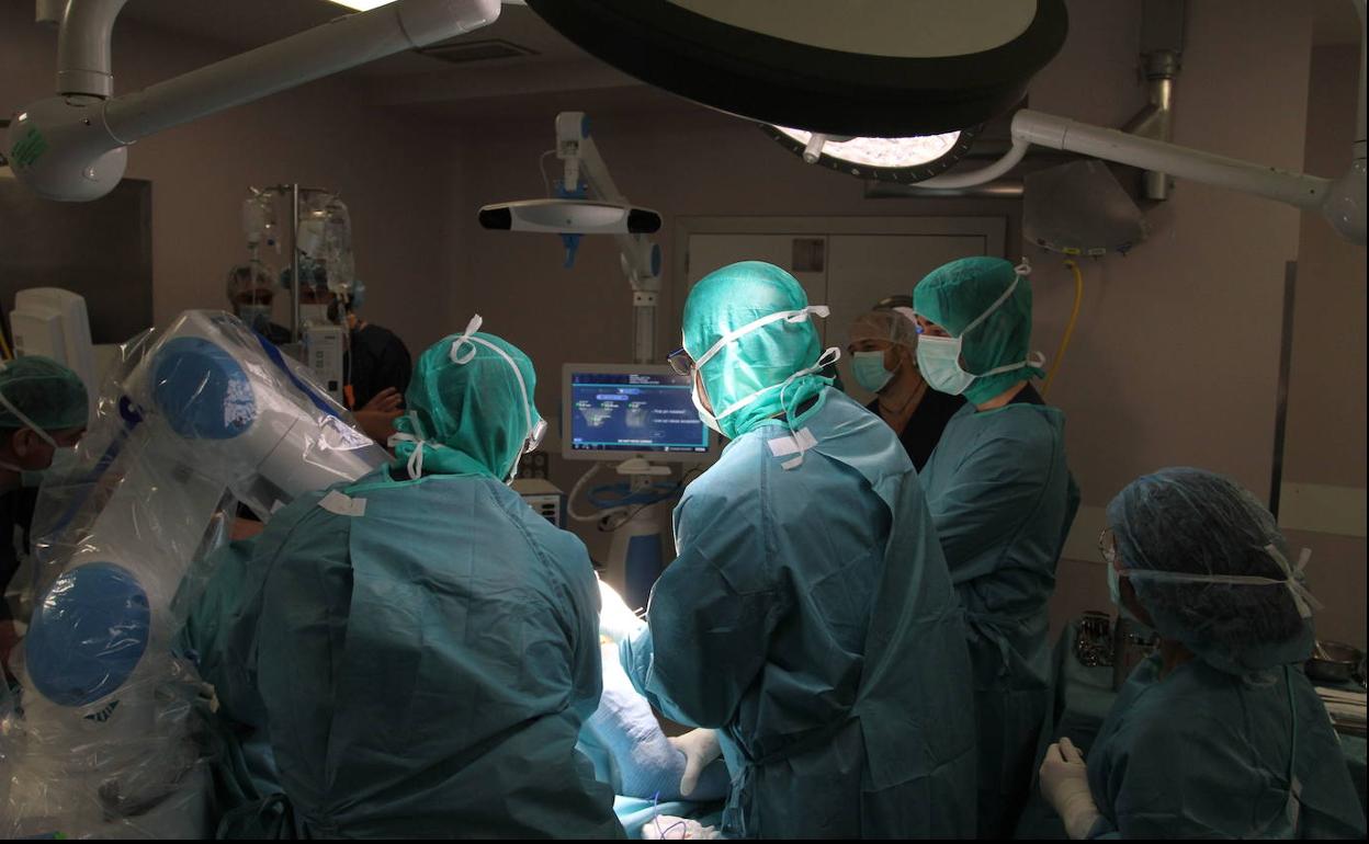 Operación en un quirófano del Hospital de Cruces. 
