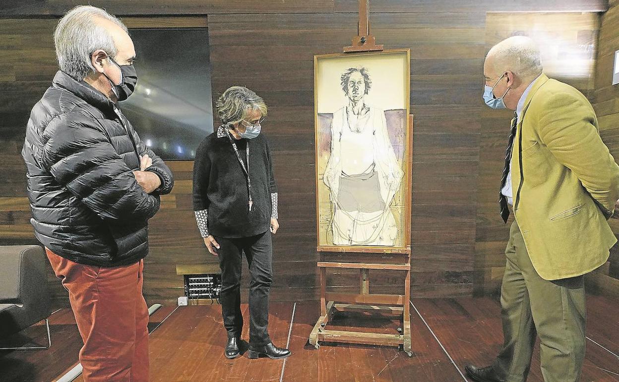 La directora de San Telmo, Susana Soto, contempla la obra de Nagel junto a José Francisco Esparza y Carlos Rilova.