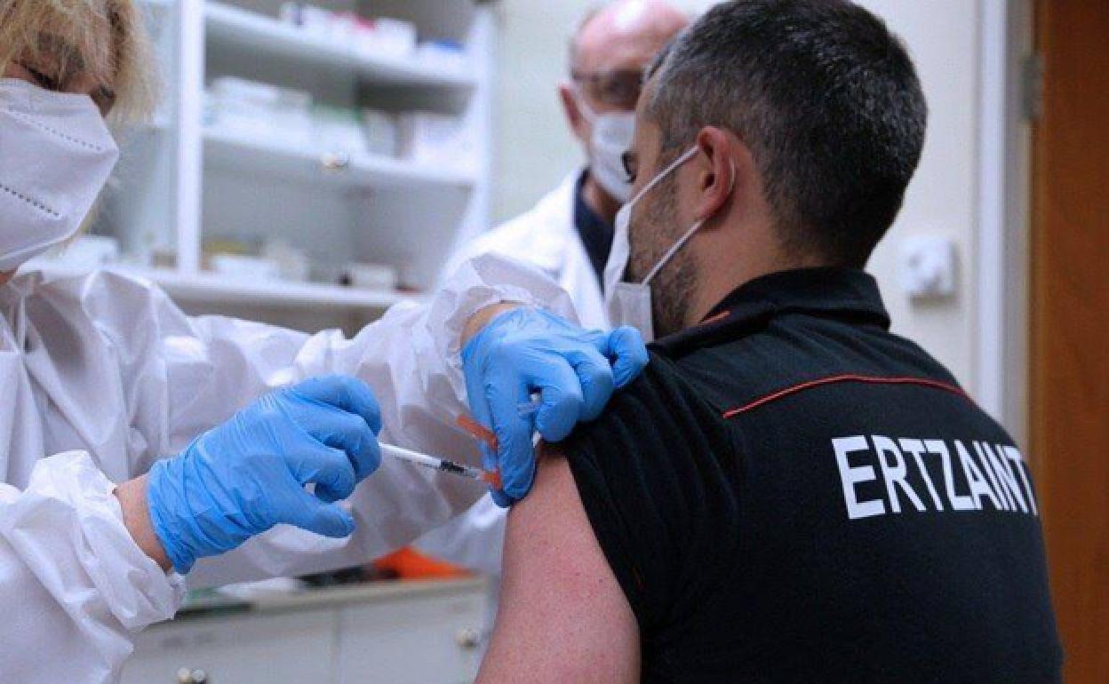 El TSJPV desestima la petición de proceder a la «inmediata vacunación» de 180 ertzainas menores de 60 años