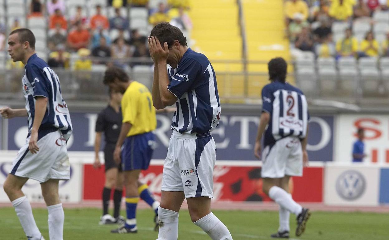 Mikel González y Xabi Castillo, con las manos en el rostro, se lamentan en El Insular en 2006. 