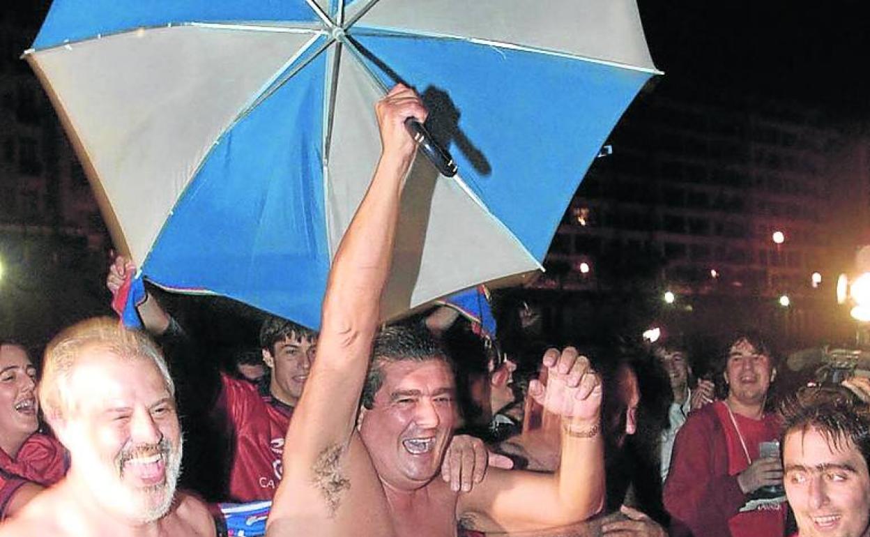 Javier Miranda celebró con un baño en La Concha la permanencia. 