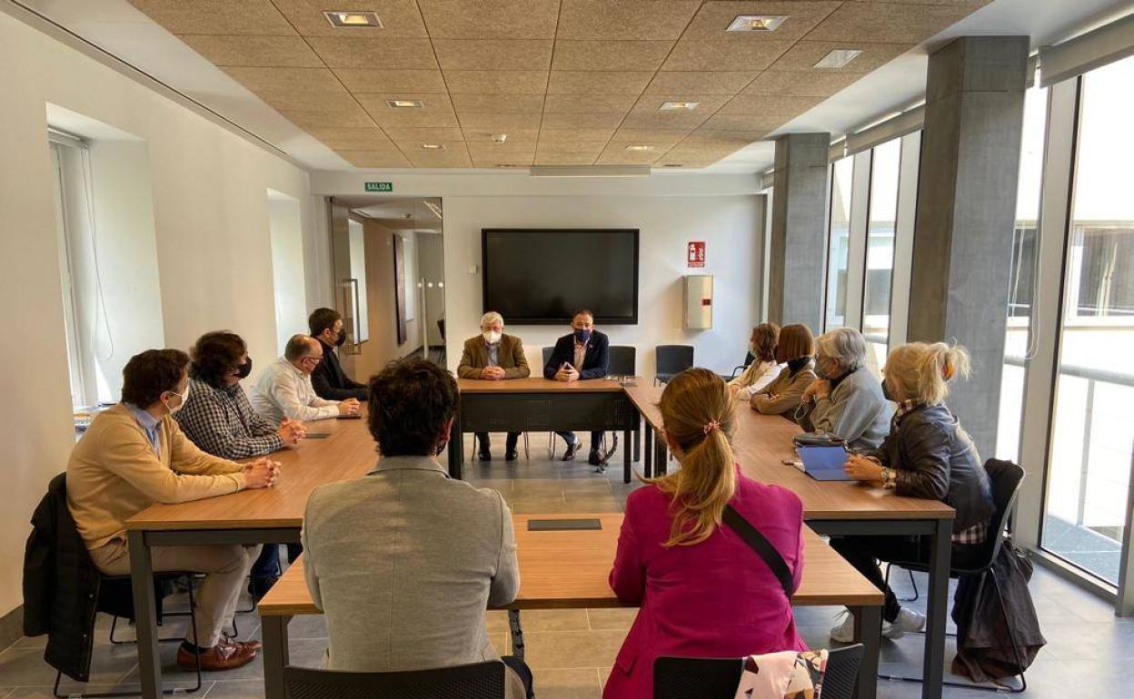 Florencio Domínguez y Denis Itxaso, durante el encuentro de ayer con directores de museos, festivales y responsables de espacios culturales. 