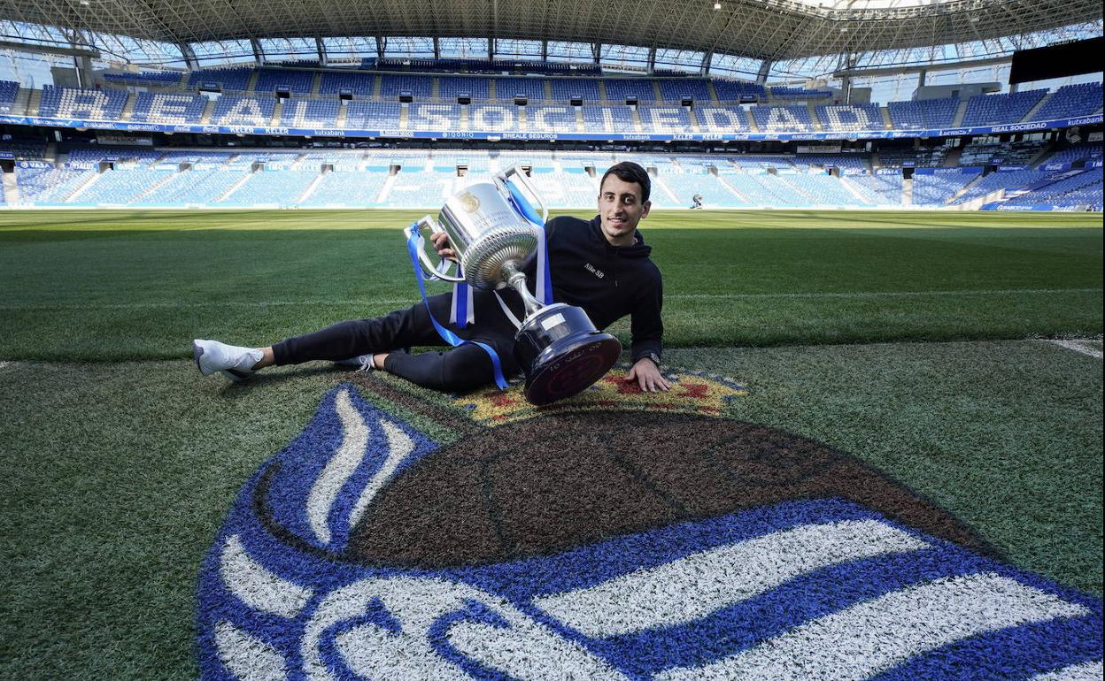 Mikel Oyarzabal posando con la Copa en el escenario donde se realizará la sesión de fotos