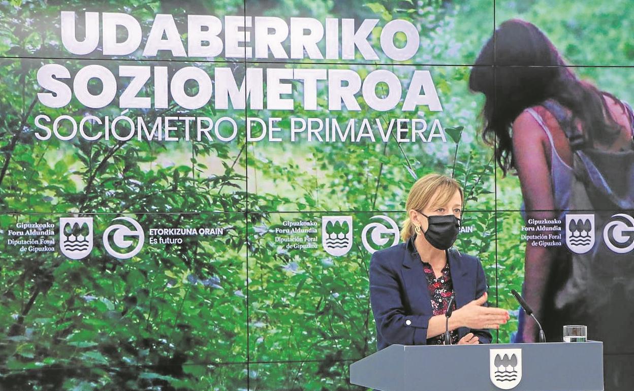 La portavoz del Gobierno foral, Eider Mendoza, presentó el sociómetro de primavera de la Diputación.