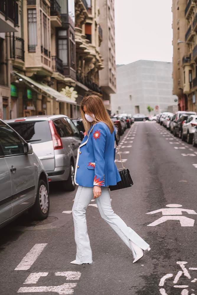 Una de las cosas que más nos gustan de todas las Semanas de la Moda es analizar los estilismos de las invitadas. Los looks ‘street’ de las pasarelas se ha vuelto un clásico en los que buscamos inspiración para el resto del año. El último San Sebastián Moda Festival nos ha dejado todo tipo de estilismos; desde los más clásicos y minimalistas a los más rompedores y excéntricos. Los cuadros, los ‘mini bags’; las ‘blazers’ de todos los estilos, tamaños, colores y ‘prints’, o las botas de agua son los ‘must have’ más recurrentes que hemos apreciado en los looks de las ‘influencers’ en el Festival de la Moda de San Sebastián