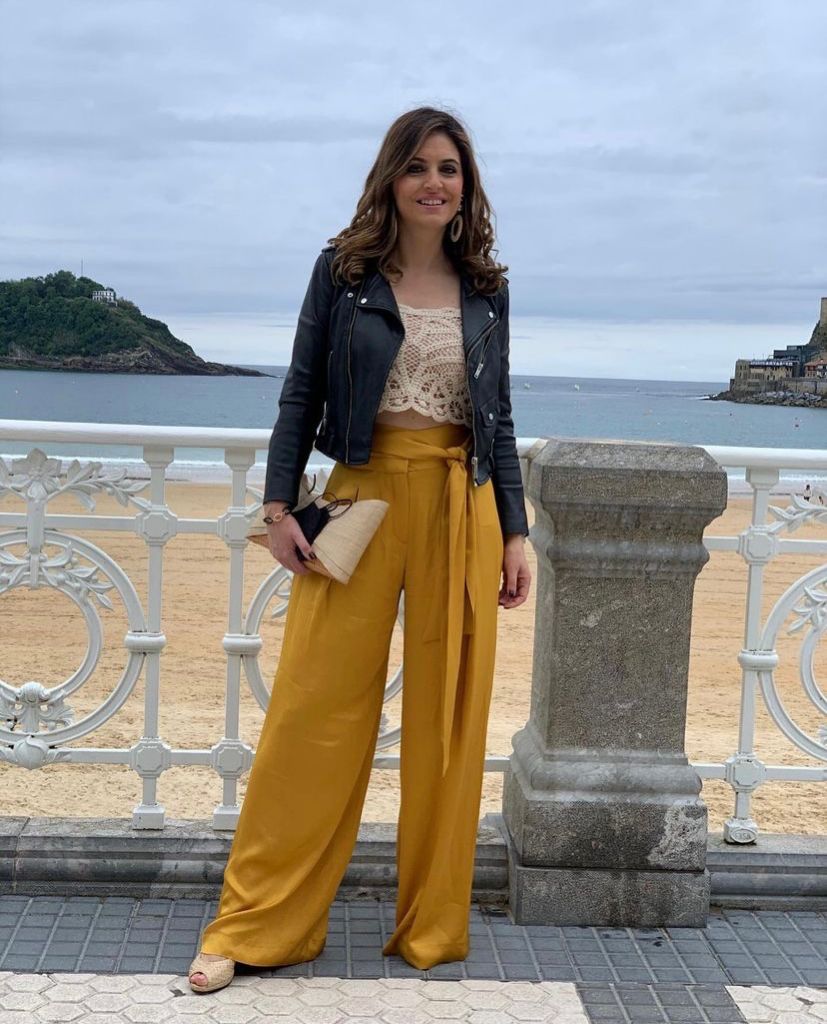 Una de las cosas que más nos gustan de todas las Semanas de la Moda es analizar los estilismos de las invitadas. Los looks ‘street’ de las pasarelas se ha vuelto un clásico en los que buscamos inspiración para el resto del año. El último San Sebastián Moda Festival nos ha dejado todo tipo de estilismos; desde los más clásicos y minimalistas a los más rompedores y excéntricos. Los cuadros, los ‘mini bags’; las ‘blazers’ de todos los estilos, tamaños, colores y ‘prints’, o las botas de agua son los ‘must have’ más recurrentes que hemos apreciado en los looks de las ‘influencers’ en el Festival de la Moda de San Sebastián