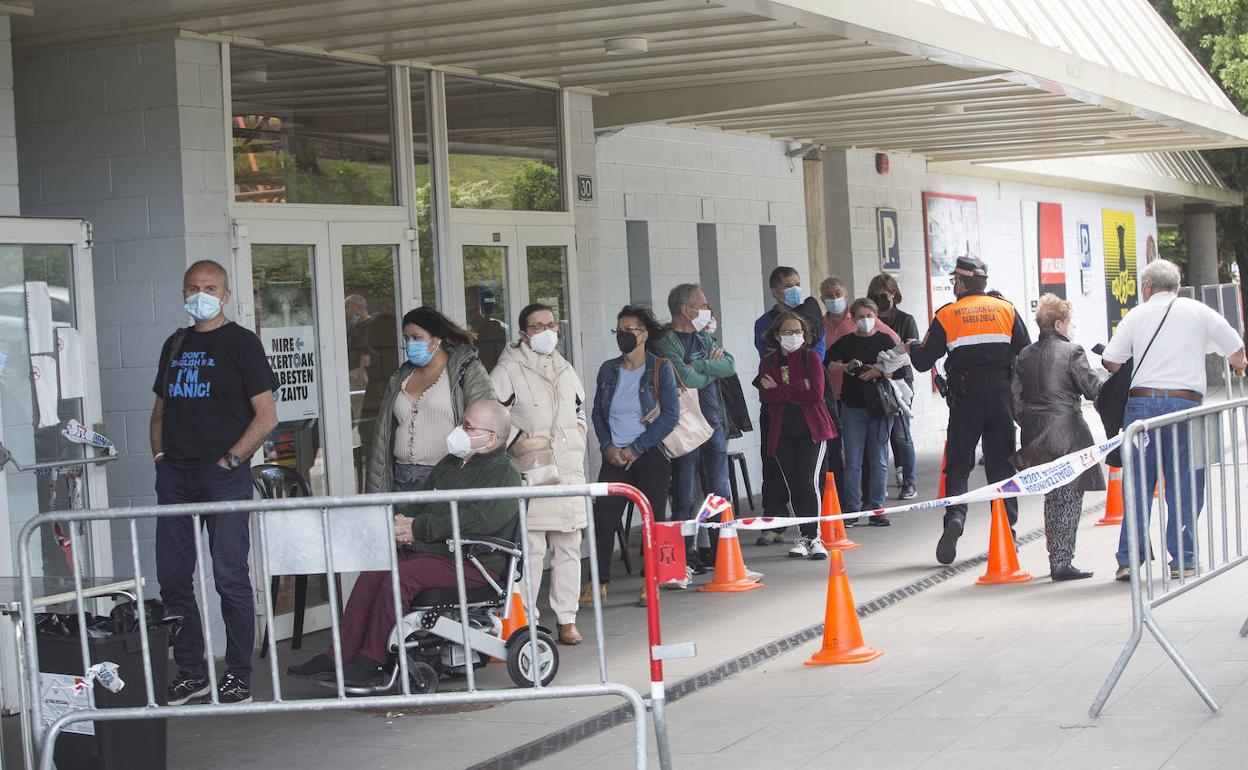 Varias personas esperan su turno para recibir la vacuna en las instalaciones habilitadas en el polideportivo Artaleku de Irun.