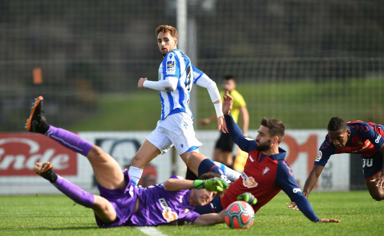 Juan Pérez atrapa un balón durante un amistoso en Zubieta. 
