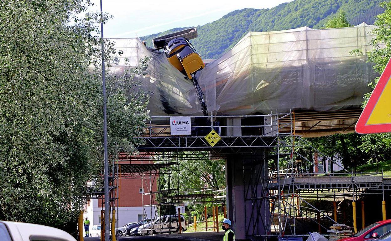 Una pequeña retroexcavadora ha estado cerca de caer al vacío desde el viaducto de la AP-8