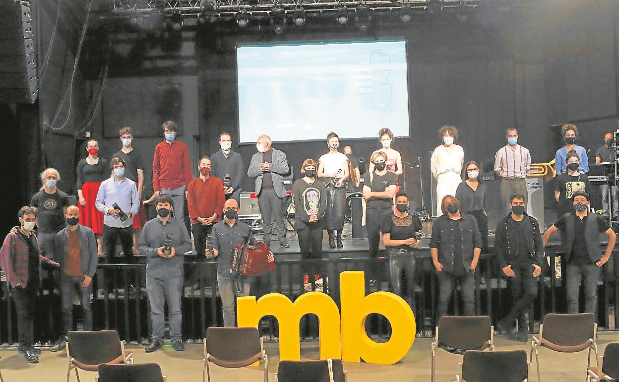 Foto de familia de los galardonados, ayer en la sala Atabal de Biarritz