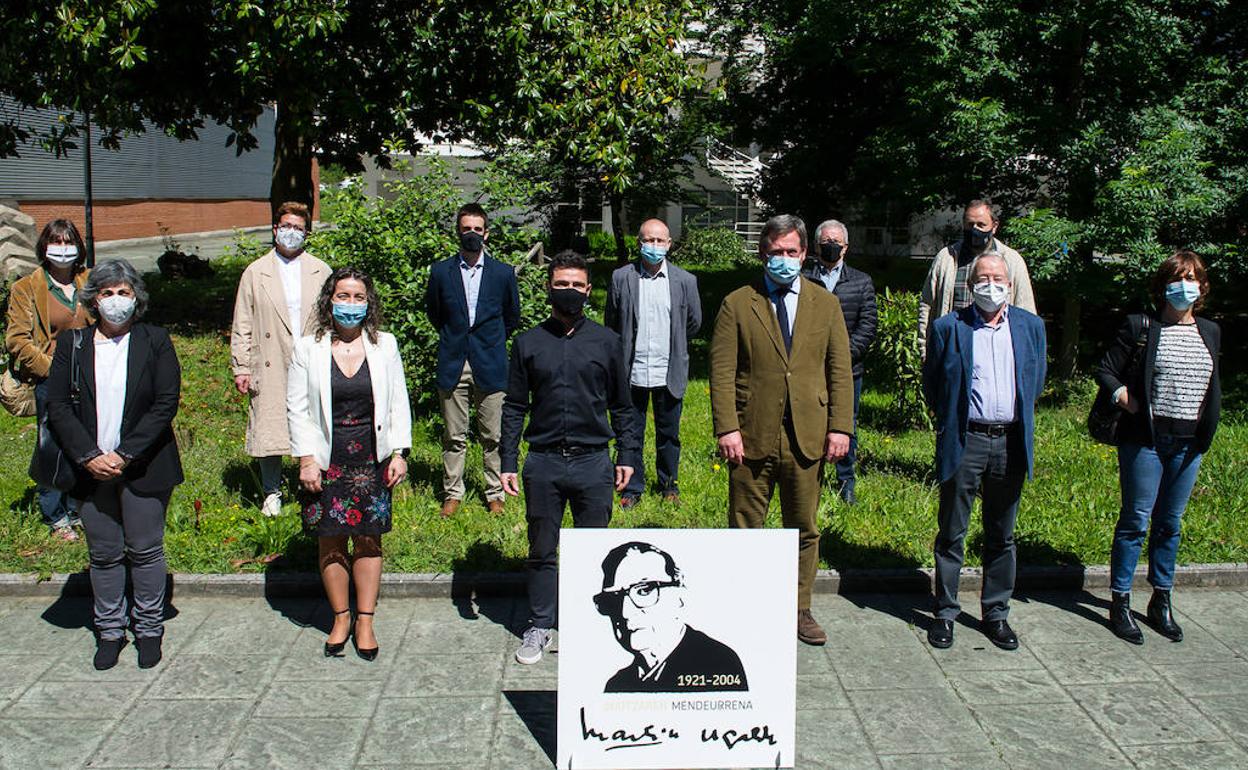 Omenaldian bat egin duten erakunde eta eragile guztien ordezkariak elkartu dira Martin Ugalde Parkean. Aurrean, Beatriz Zabalondo, Maider Lainez, Harkaitz Millan, Bingen Zupiria, Unai Ugalde eta Lorea Agirre. 