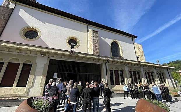 Imagen principal - Derrumbe en el vertedero de Zaldibar:  Zalla despide a Joaquín Beltrán: «En Zaldibar han quedado sepultadas muchas cosas. Pero no él»