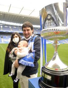 Imagen secundaria 2 - Los aficionados posando con la Copa en el Reale Arena 