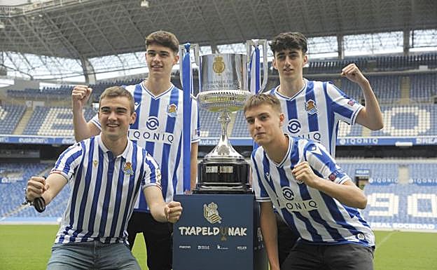 Imagen principal - Los aficionados posando con la Copa en el Reale Arena 