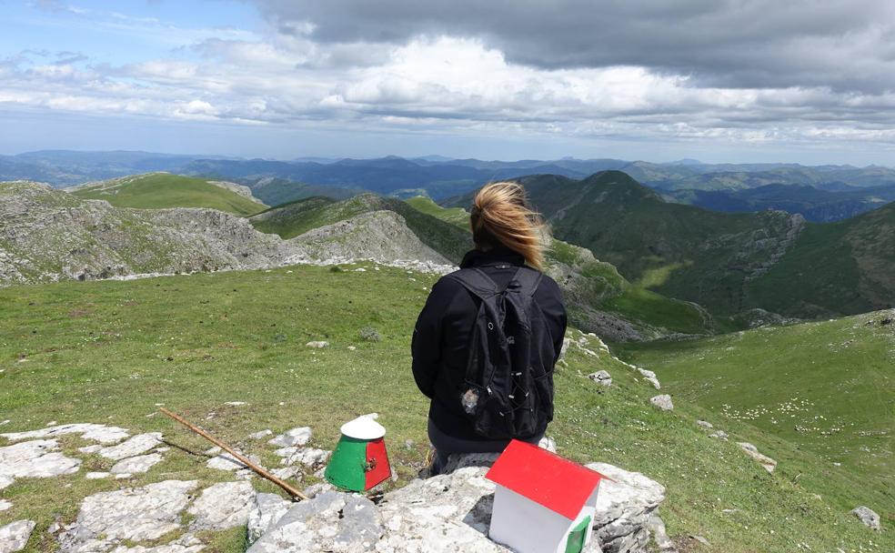 El viento golpeaba con fuerza en la cima de Ganboa mientras disfrutábamos de las preciosas vistas. 