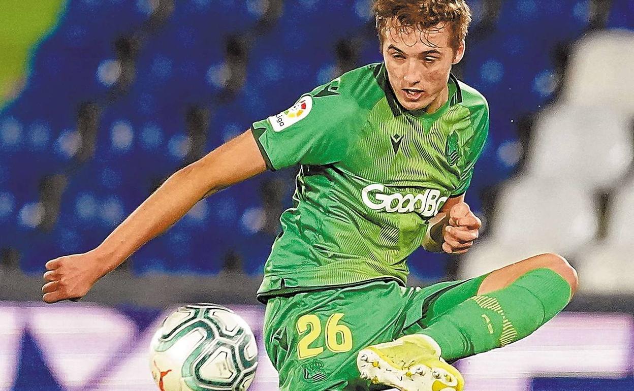 Jon Pacheco interviene en una jugada del partido de liga contra el Getafe en el que fue titular en el Coliseum Alfonso Pérez. 