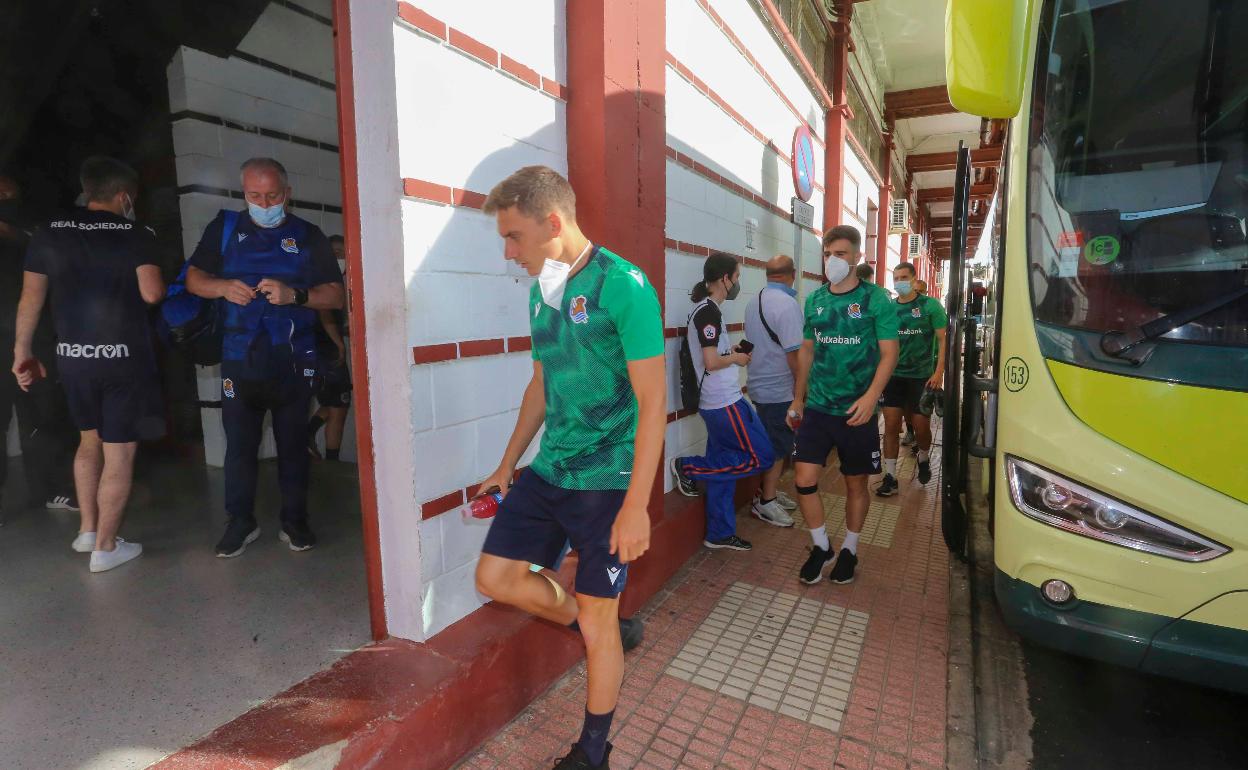 Los jugadores del Sanse acceden al campo de Mérida, donde entrenaron ayer tarde.