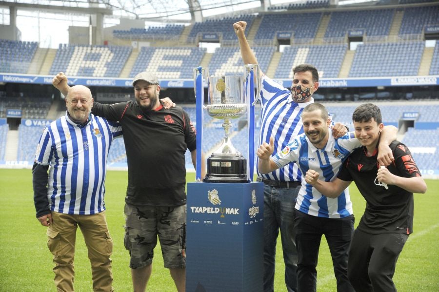Centenares de aficionados la Real Sociedad tienen la oportunidad de fotografiarse con el trofeo de la Copa durante los póximos días en el Real Arena 
