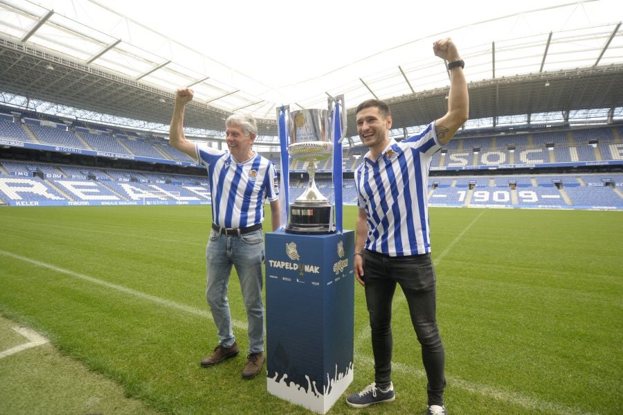 Centenares de aficionados la Real Sociedad tienen la oportunidad de fotografiarse con el trofeo de la Copa durante los póximos días en el Real Arena 