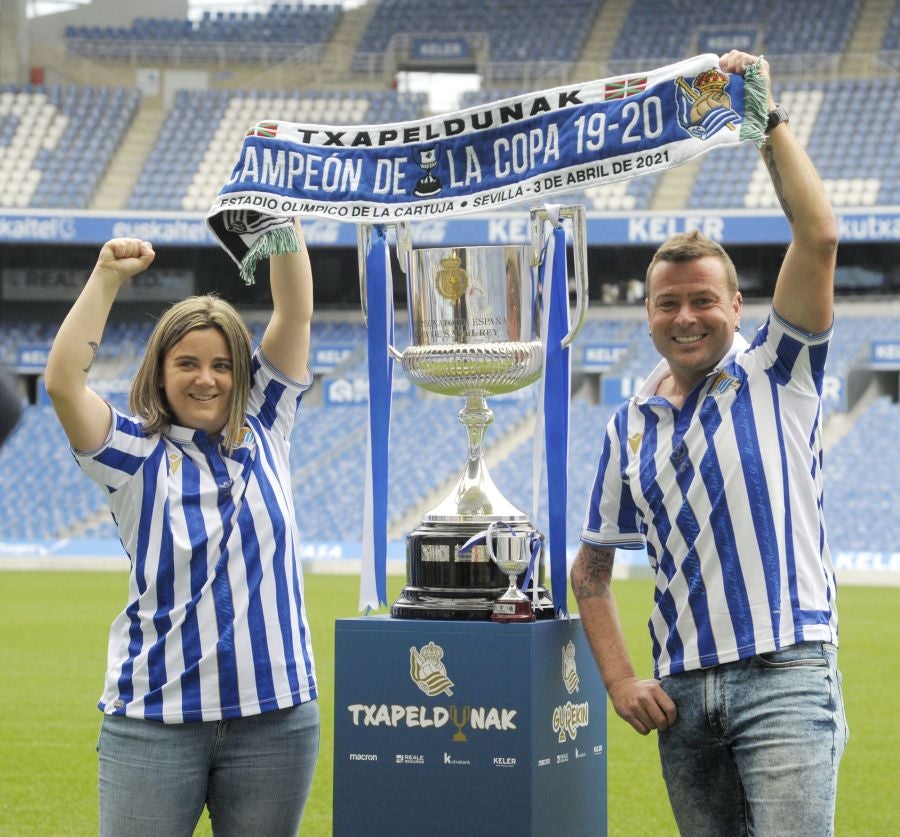Centenares de aficionados la Real Sociedad tienen la oportunidad de fotografiarse con el trofeo de la Copa durante los póximos días en el Real Arena 